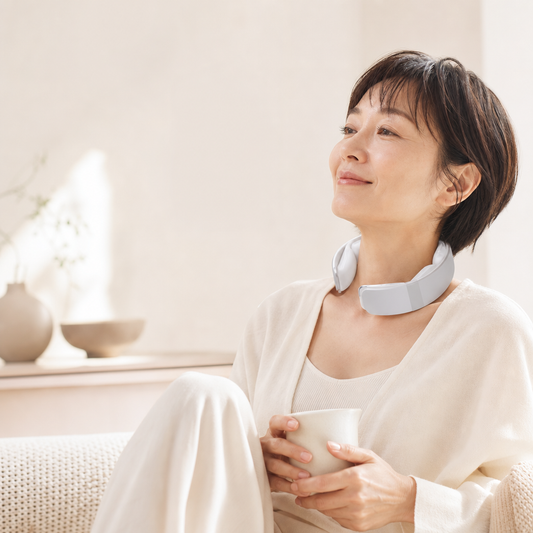 SUMORI Cooling Gel Packを首もとに着用して休む女性